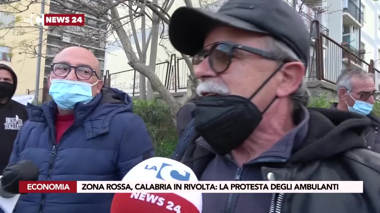 La protesta degli ambulanti a Lamezia: «Puzziamo di fame, fateci lavorare»