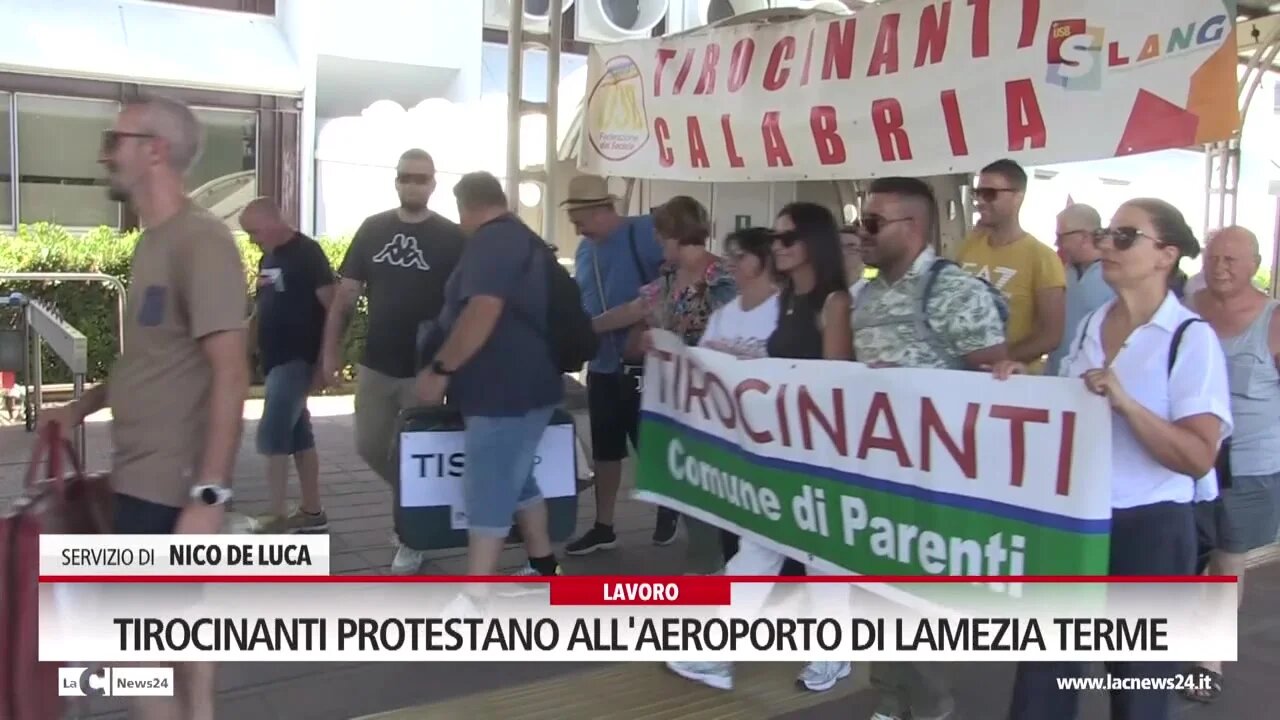 Tirocinanti, sit-in dell’Usb all’aeroporto di Lamezia: «La politica ci invita a fare le valigie e lasciare la Calabria»