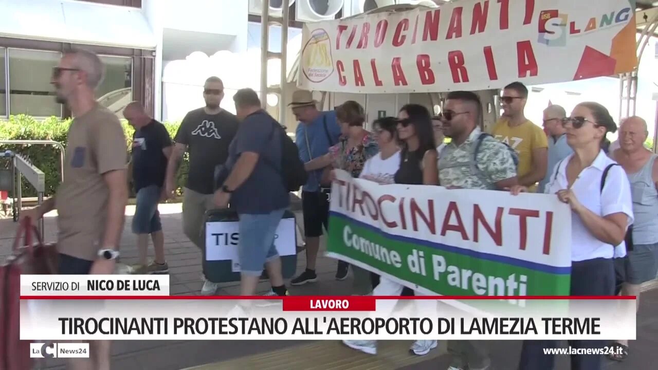 Tirocinanti protestano all'aeroporto di Lamezia Terme