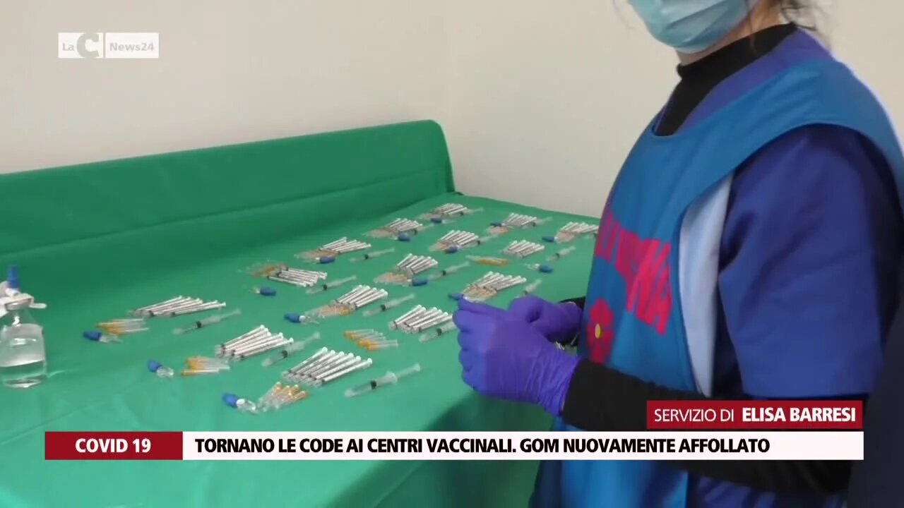 Tornano le code ai centri vaccinali. Gom nuovamente affollato