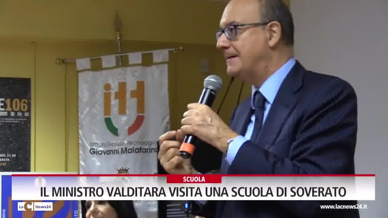 Il ministro Valditara visita una scuola di Soverato