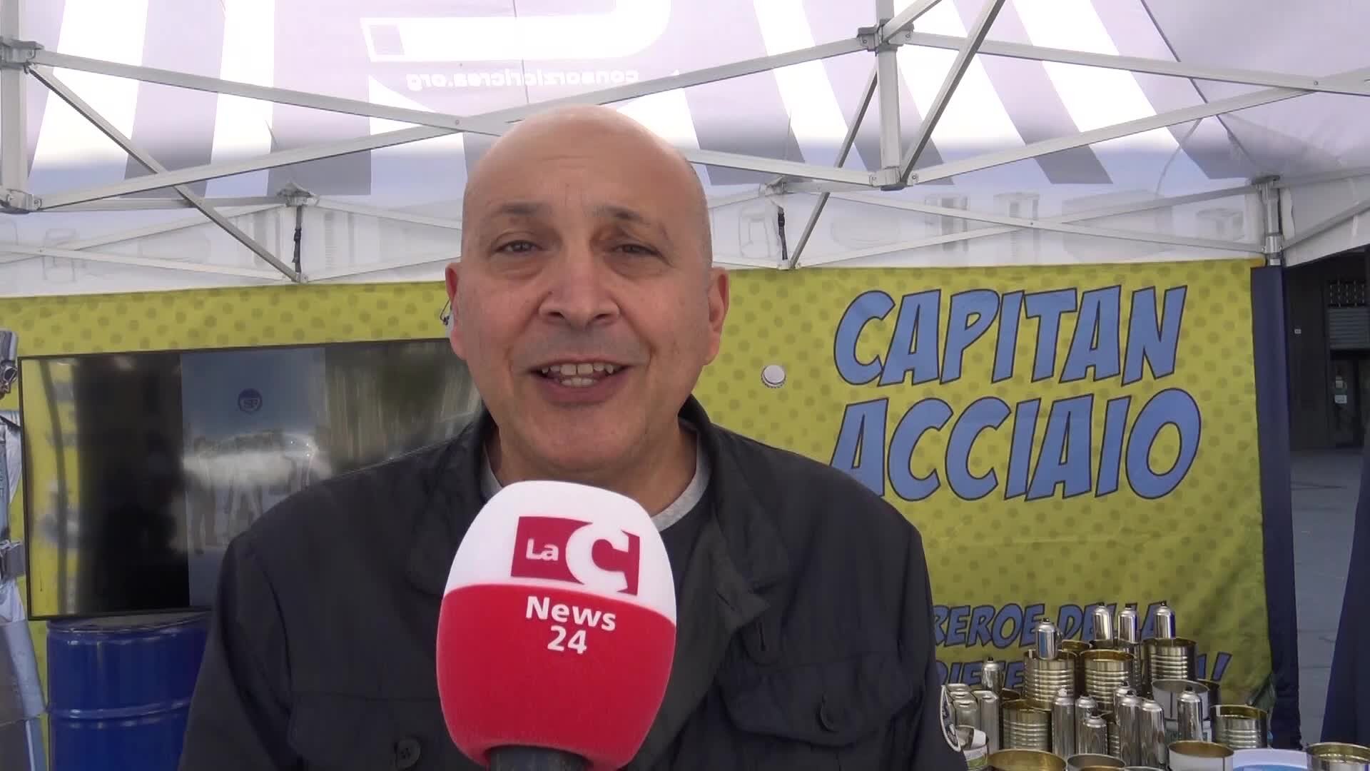 Cosenza, il mantello di Capitan Acciaio sventola in piazza dei Bruzi: premiato il Comune per la differenziata | VIDEO