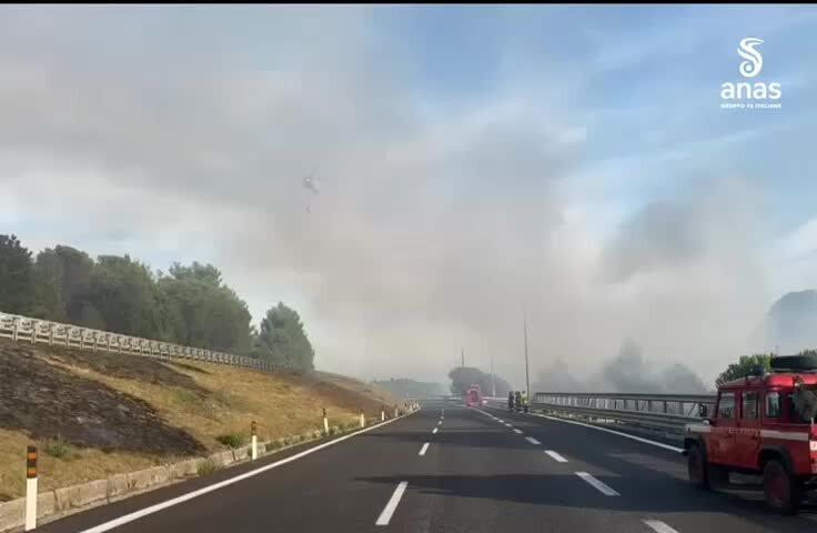Divampa un incendio sull'A2 a Morano Calabro, traffico bloccato verso sud | VIDEO