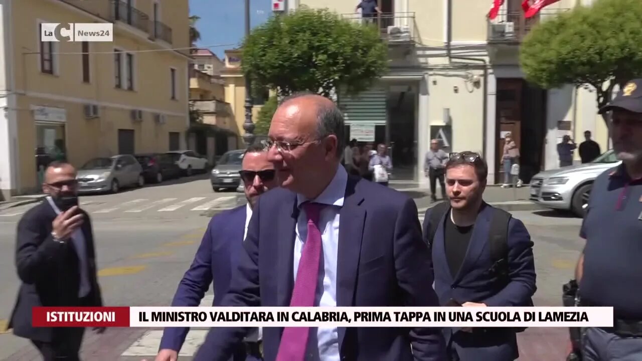 Il ministro Valditara in Calabria, prima tappa in una scuola di Lamezia