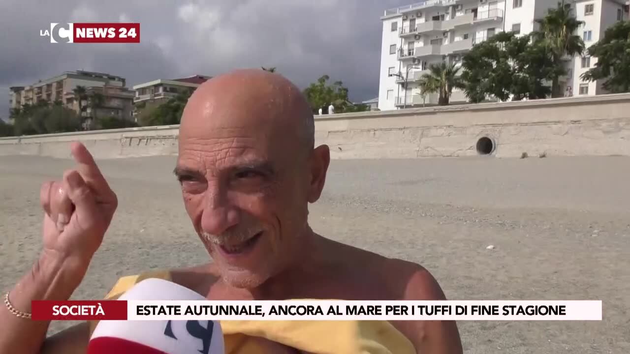Estate autunnale, ancora al mare per i tuffi di fine stagione