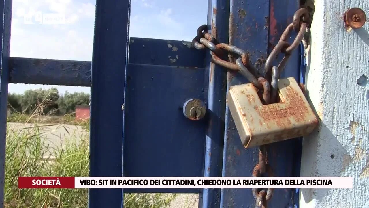 Vibo: sit in pacifico dei cittadini, chiedono la riapertura della piscina