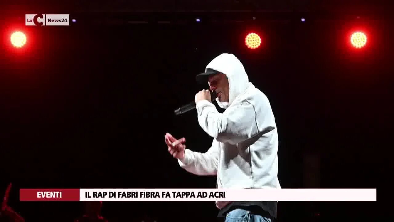 Il rap di Fabri Fibra infiamma l’anfiteatro di Acri: canti e balli durante l’esibizione di uno degli artisti italiani più amati