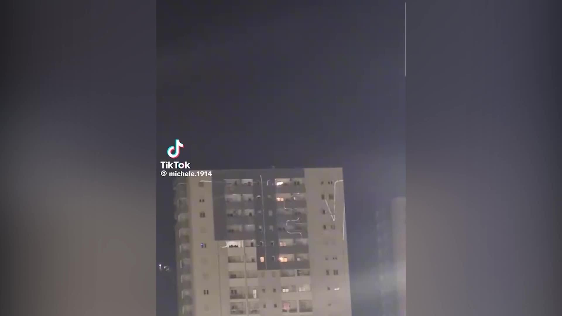 Cosenza Calcio, \"Guarascio Vattene\" proiettato sul grattacielo | VIDEO