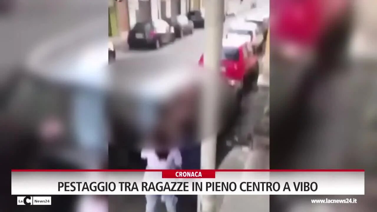 Pestaggio tra ragazze in pieno centro a Vibo