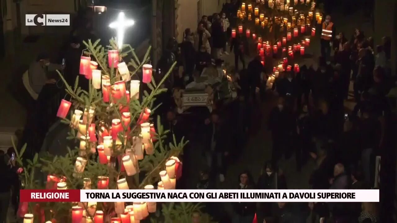 Torna la suggestiva Naca con gli abeti illuminati a Davoli superiore