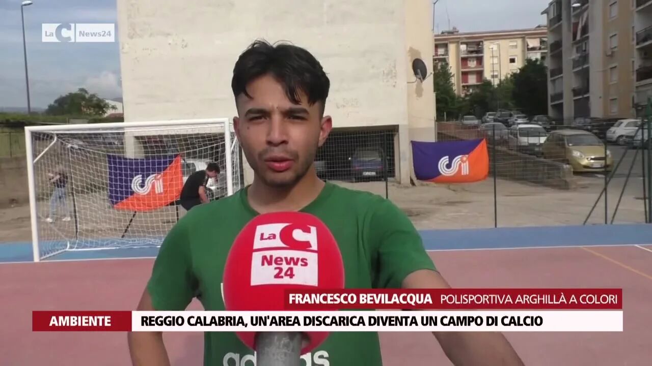 Reggio Calabria, un'area discarica diventa un campo di calcio