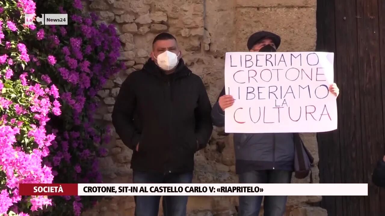 Crotone, sit-in al castello Carlo V: «Riapritelo»