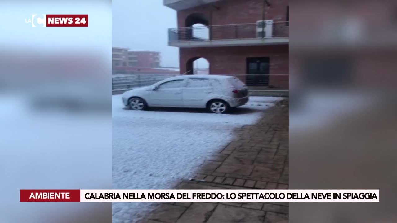 Calabria nella morsa del freddo: lo spettacolo della neve in spiaggia