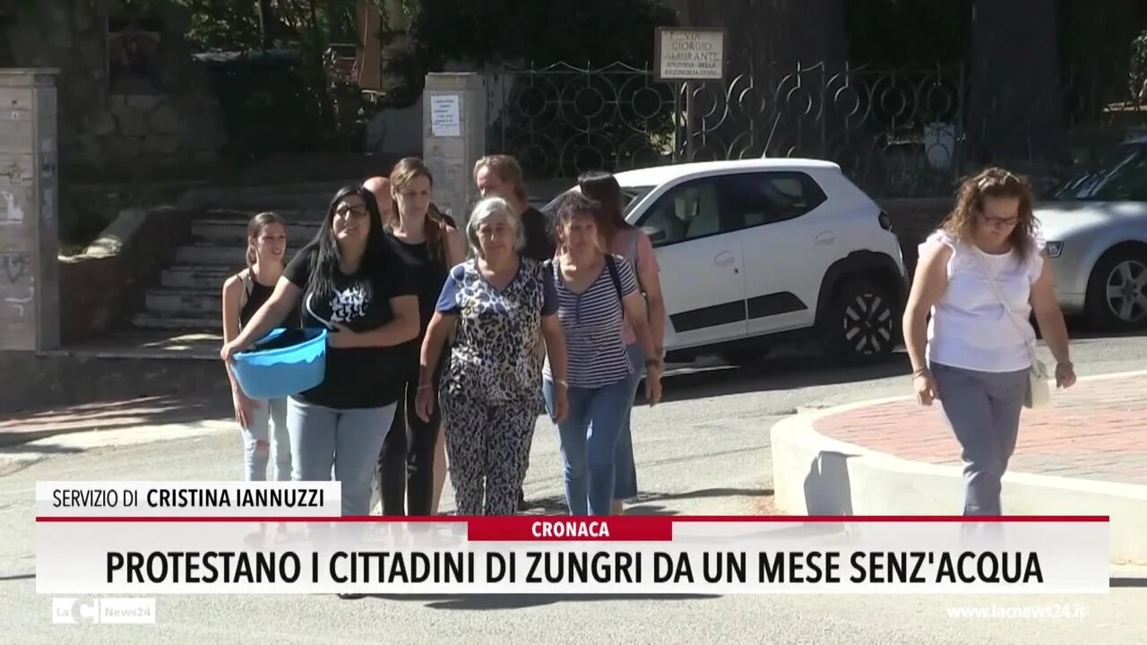 Senz'acqua da un mese, blitz dei cittadini in Comune a Zungri con i panni sporchi da lavare: «Sembra di essere tornati al 1925» - VIDEO