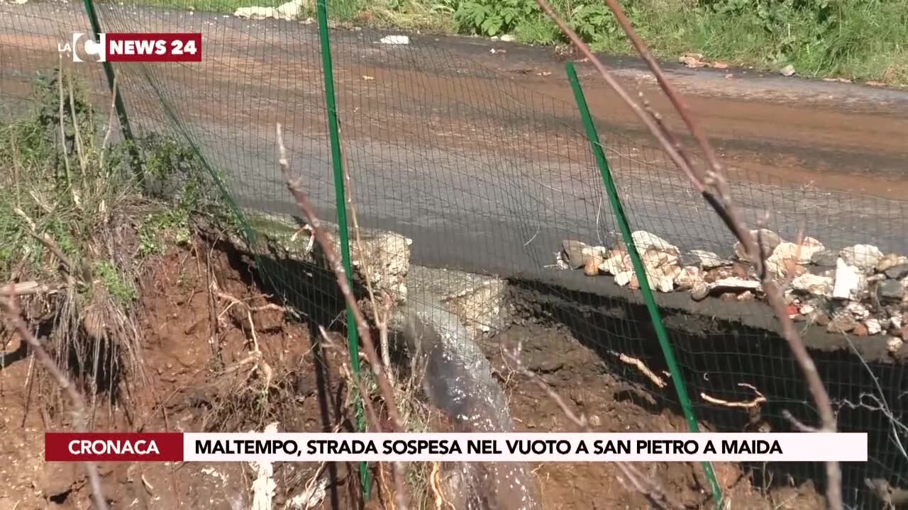 Maltempo, strada sospesa nel vuoto a San Pietro a Maida