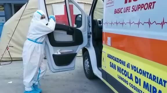 Ambulanze in fila a Cosenza, operatori sanitari allo stremo