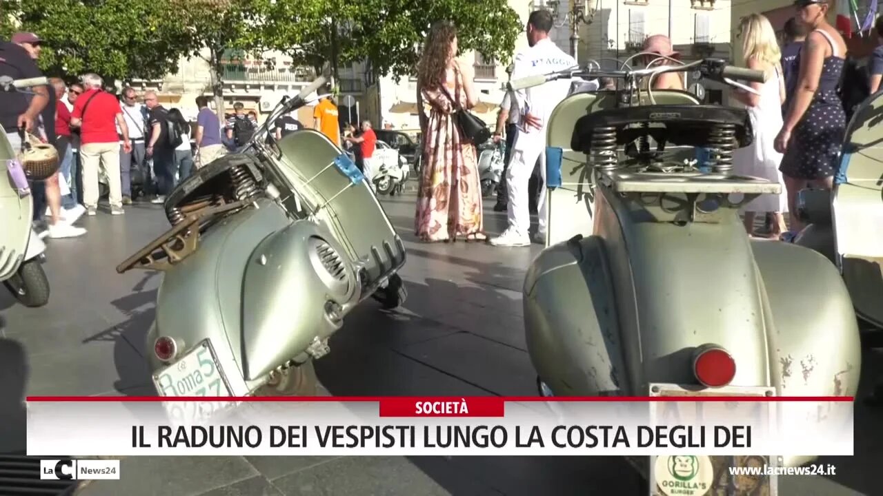 Il raduno (e la soddisfazione) dei vespisti italiani lungo la Costa degli Dei: «Questi panorami sono mozzafiato»