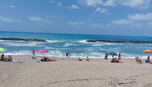 Mare sporco, la rabbia di un nostro lettore: «Ferie rovinate, non torneremo mai più in Calabria» | VIDEO