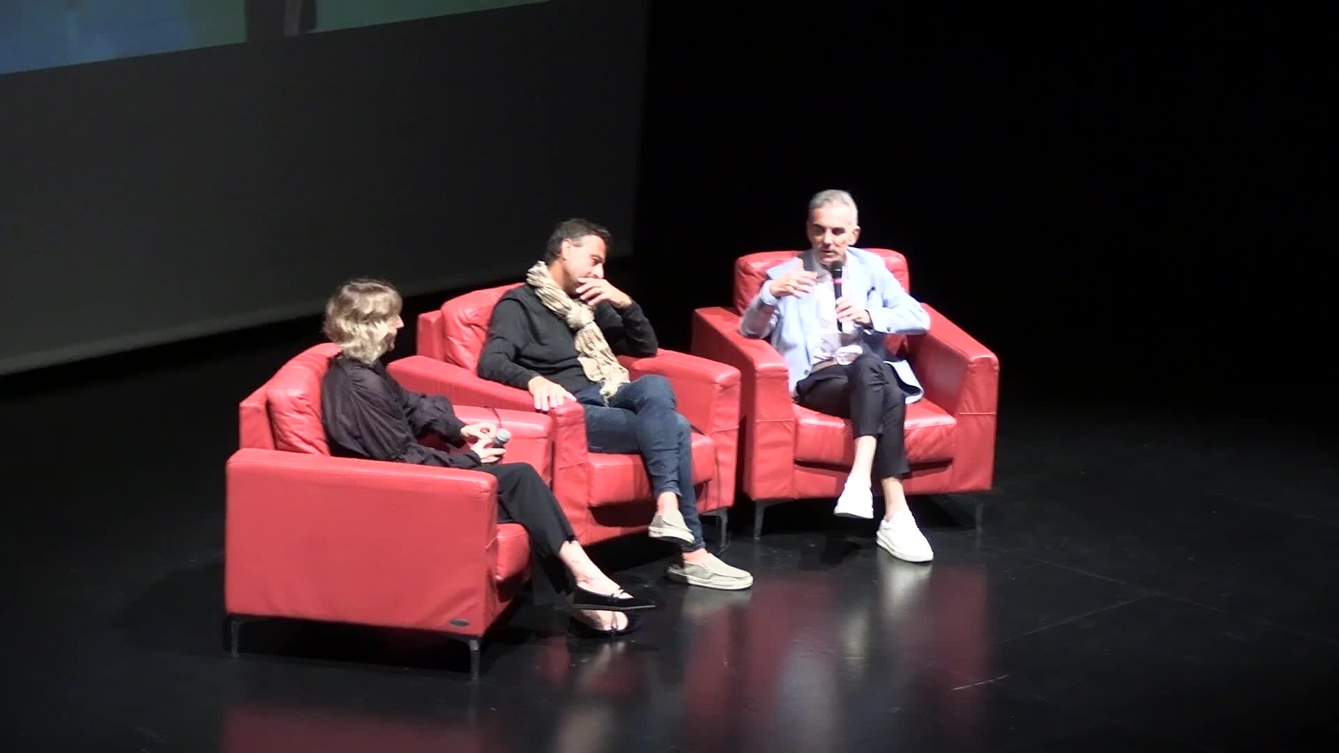 Federico Buffa incanta l'Unical, pienone al TAU per l'appuntamento con il giornalista | VIDEO