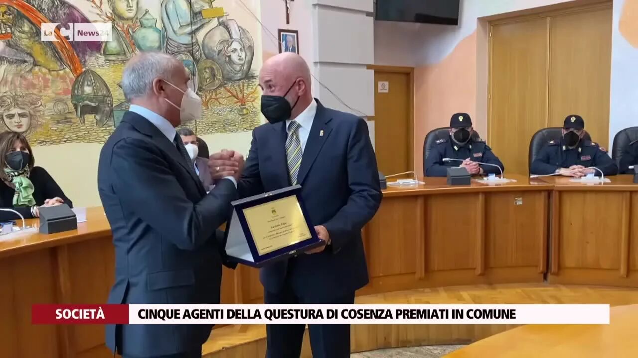 Cinque agenti della Questura di Cosenza premiati in Comune