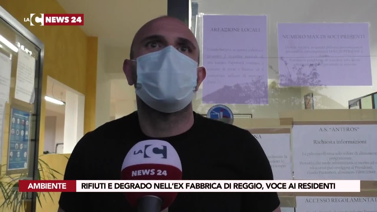 Rifiuti e degrado nell’ex fabbrica di Reggio, voce ai residenti