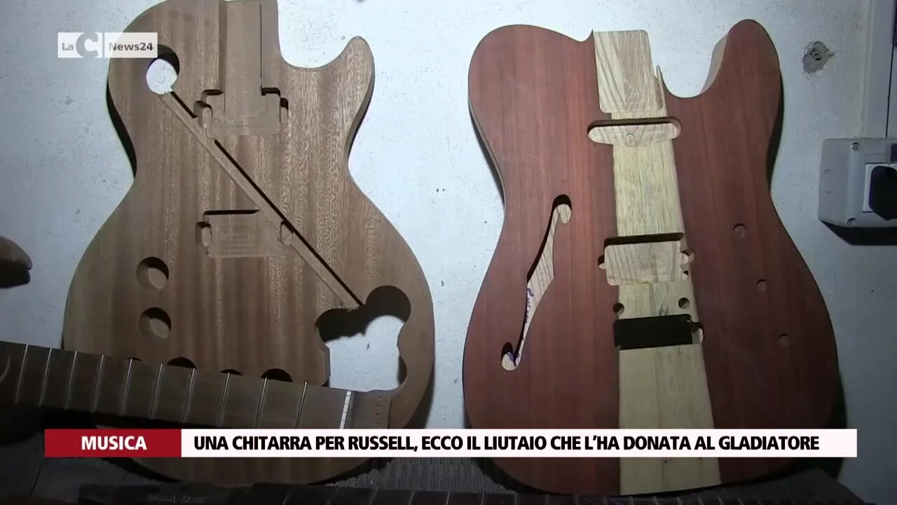 Una chitarra per Russell, ecco il liutaio che l’ha donata al gladiatore