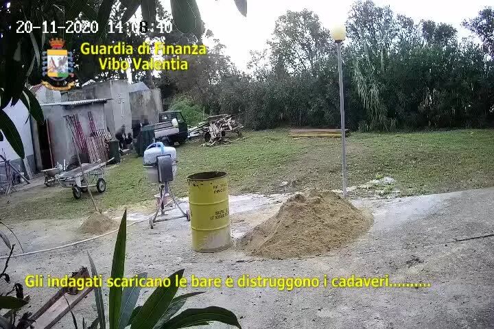 Tombe svuotate e cadaveri bruciati, le immagini scioccanti del cimitero di Tropea