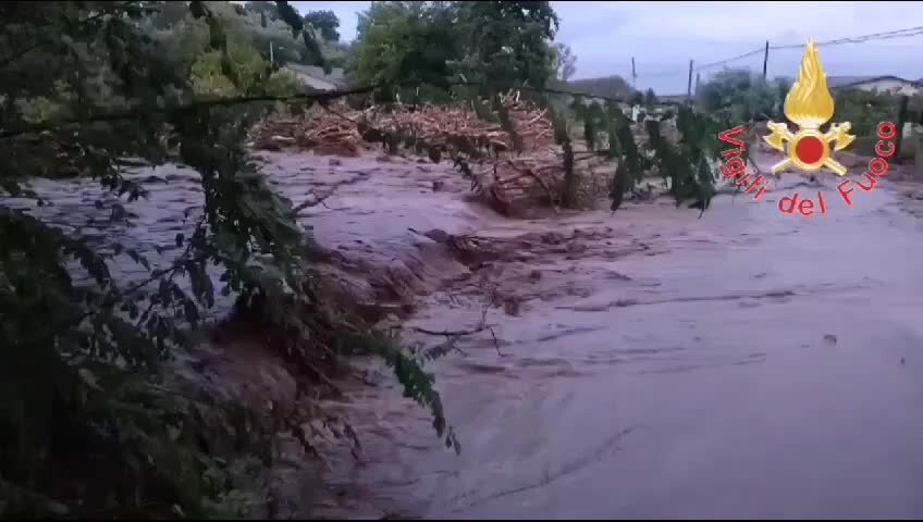 Esonda un torrente, isolato il comune di Maida