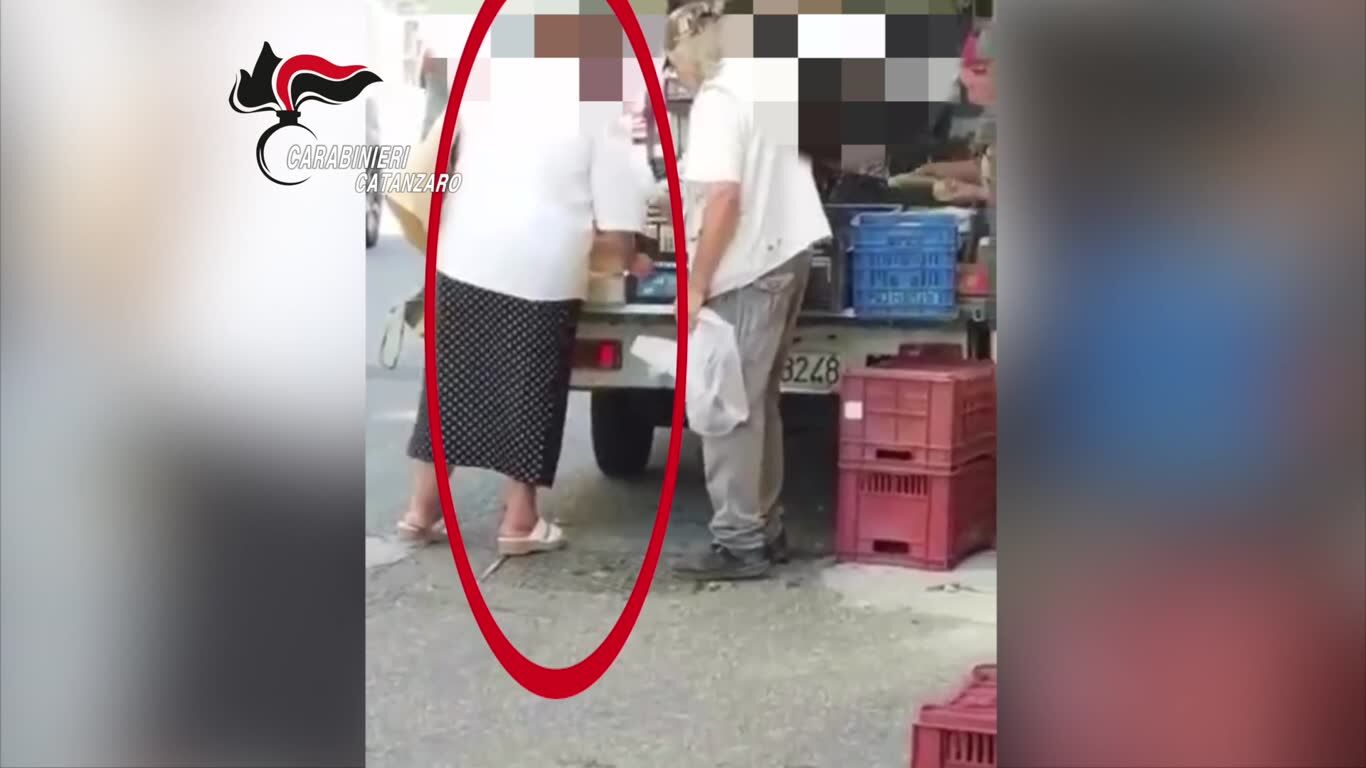 Smascherata falsa cieca a Catanzaro, da vent'anni percepiva la pensione di invalidità