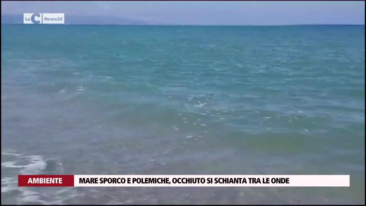 Mare sporco e polemiche, Occhiuto si schianta tra le onde