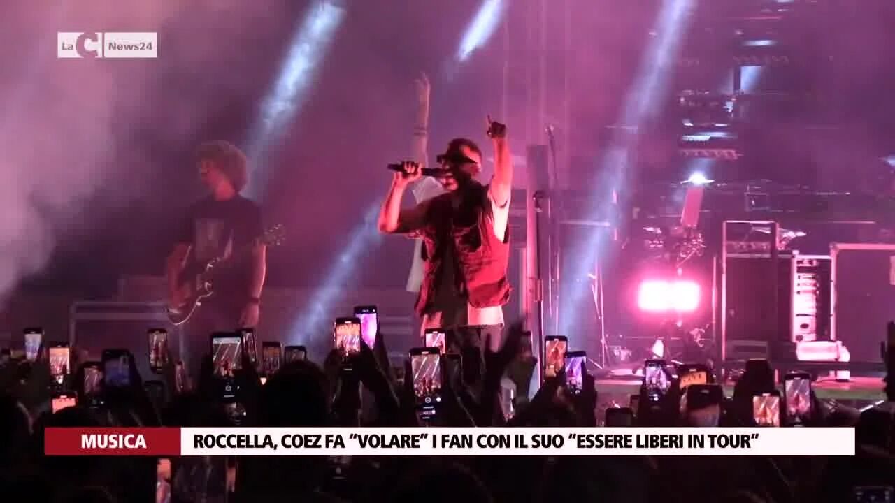 Roccella, Coez fa “volare” i fan con il suo “Essere liberi in tour”