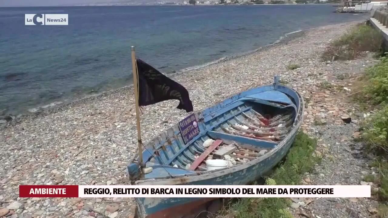 Reggio, relitto di barca in legno simbolo del mare da proteggere