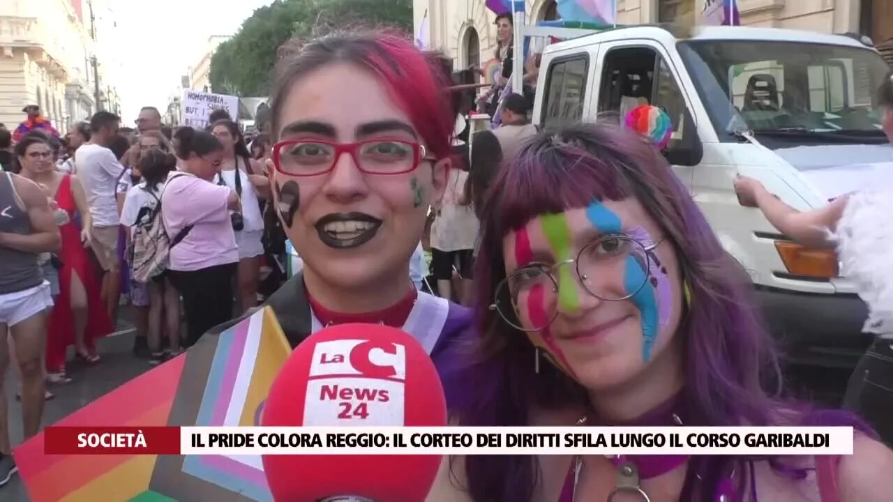 Il Pride colora Reggio, il corteo dei diritti sfila lungo il corso Garibaldi