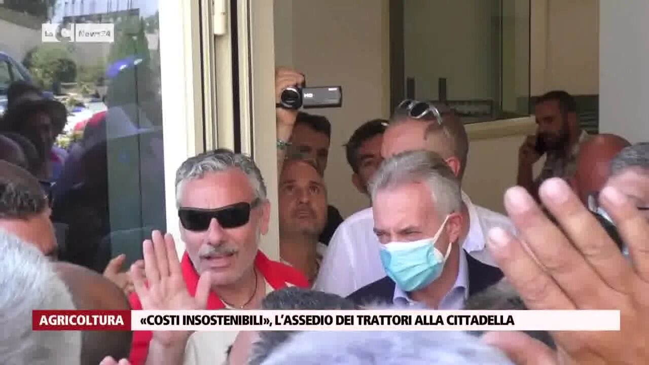 «Costi insostenibili», l’assedio dei trattori alla Cittadella