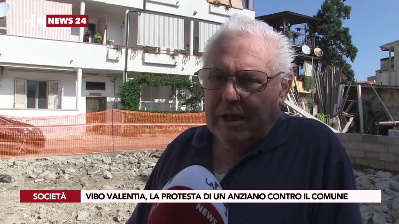 Vibo Valentia, la protesta di un anziano contro il comune