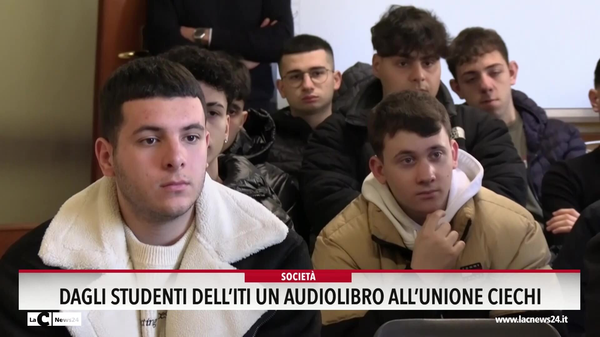 Gli studenti di Vibo al fianco dei non vedenti danno voce alle favole di Strati: «Grati alla scuola per questa opportunità» - VIDEO