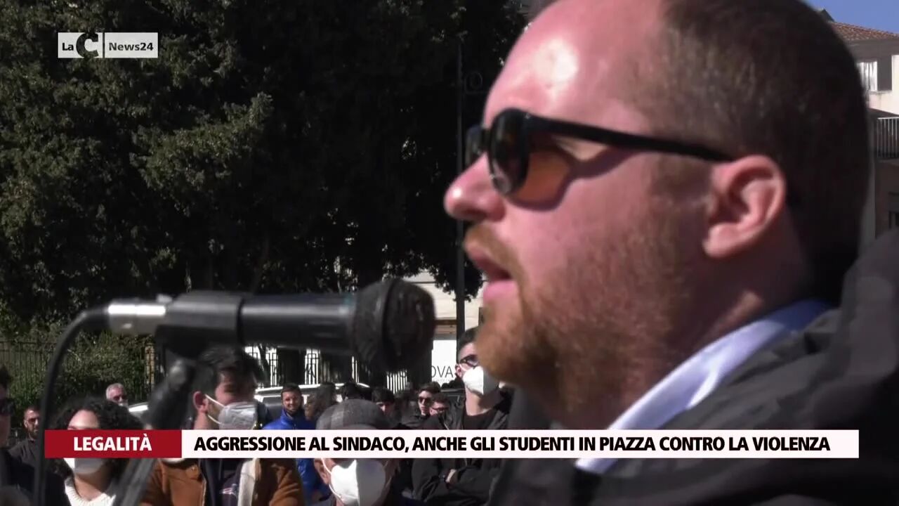 Aggressione al sindaco, anche gli studenti in piazza contro la violenza