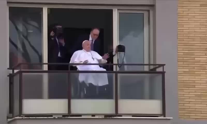 È di Monterosso la signora con i fiori gialli salutata da papa Francesco: «Grazie Santo Padre, torni presto tra noi» - VIDEO