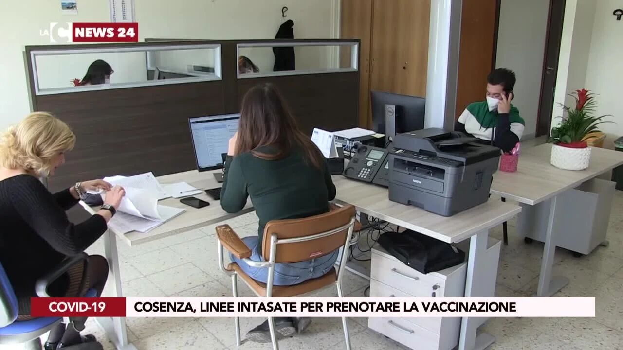 Cosenza, linee intasate per prenotare la vaccinazione