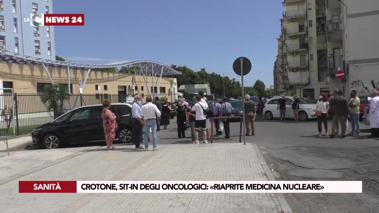 Crotone, sit-in degli oncologici: «Riaprite medicina nucleare»