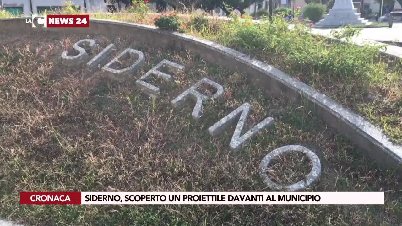 Siderno, scoperto un proiettile davanti al municipio