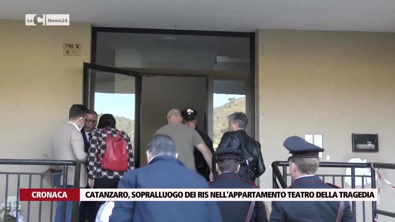 Catanzaro, sopralluogo dei Ris nell'appartamento teatro della tragedia