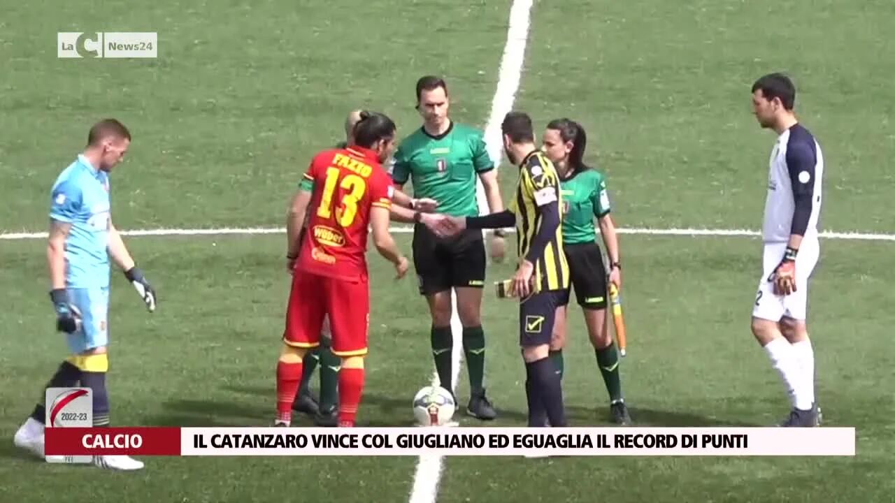 Il Catanzaro vince col Giugliano ed eguaglia il record di punti