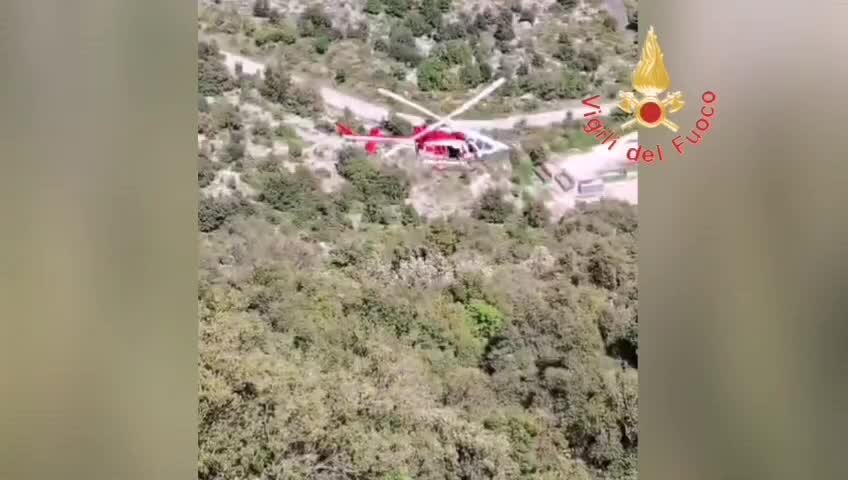 Civita, escursionista si ferisce durante la scalata di un costone: salvato da un elicottero dei Vigili del Fuoco | VIDEO