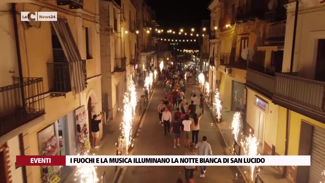 I fuochi e la musica illuminano la notte bianca di San Lucido