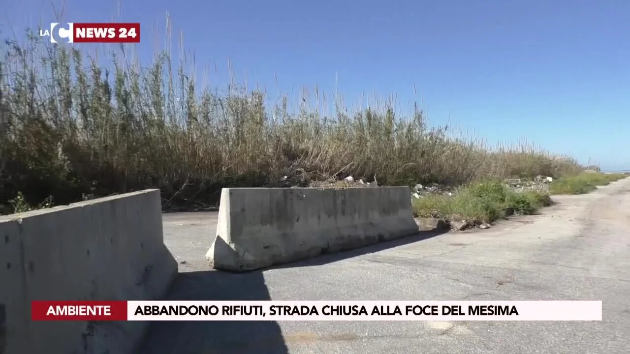 Abbandono rifiuti, strada chiusa alla foce del Mesima