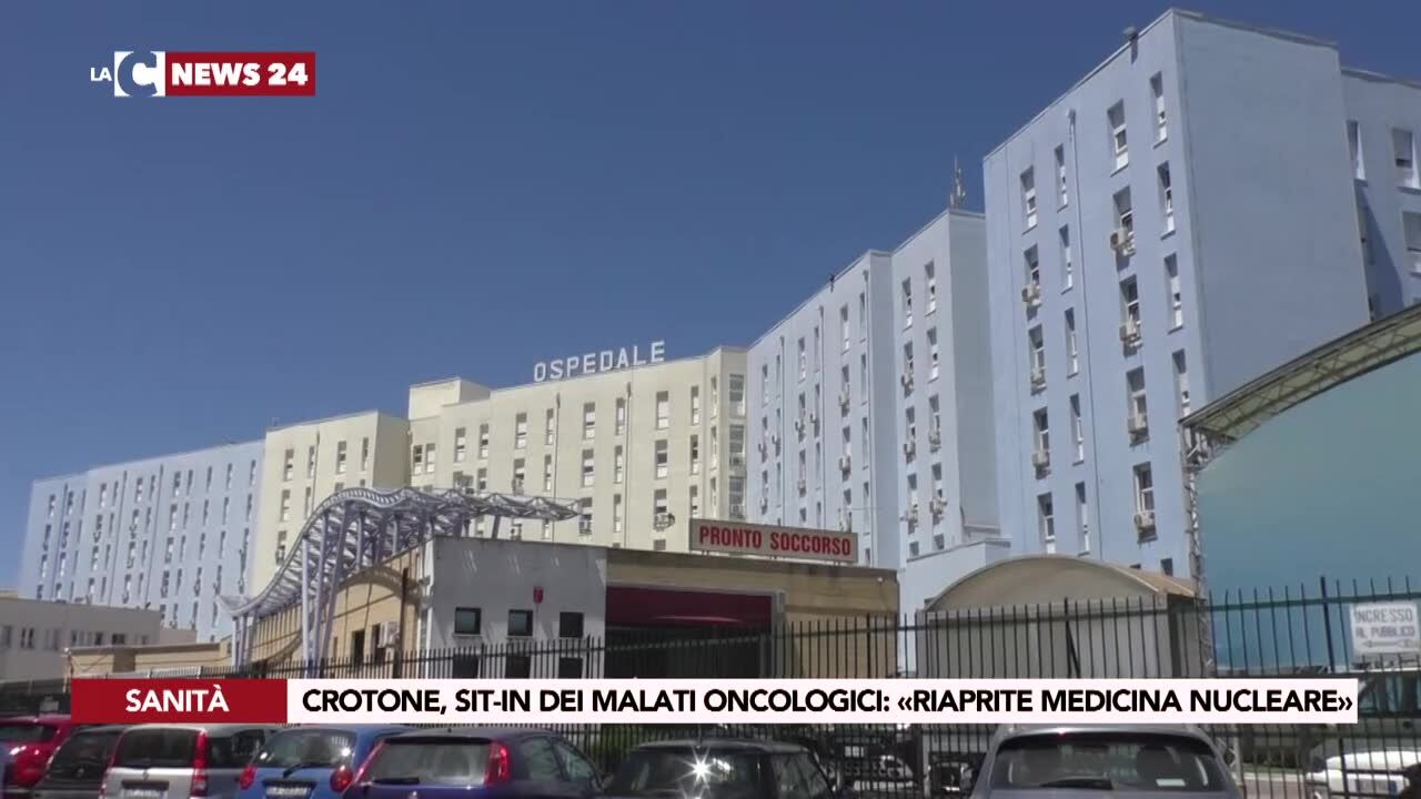 Crotone, sit-in dei malati oncologici: «Riaprite medicina nucleare»