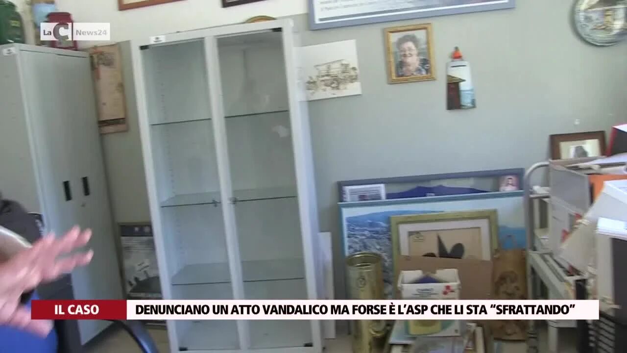 Denunciano un atto vandalico ma forse è l’Asp che li sta “sfrattando”