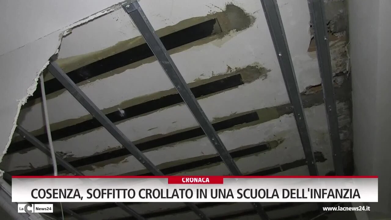 Cosenza, soffitto crollato in una scuola dell'infanzia