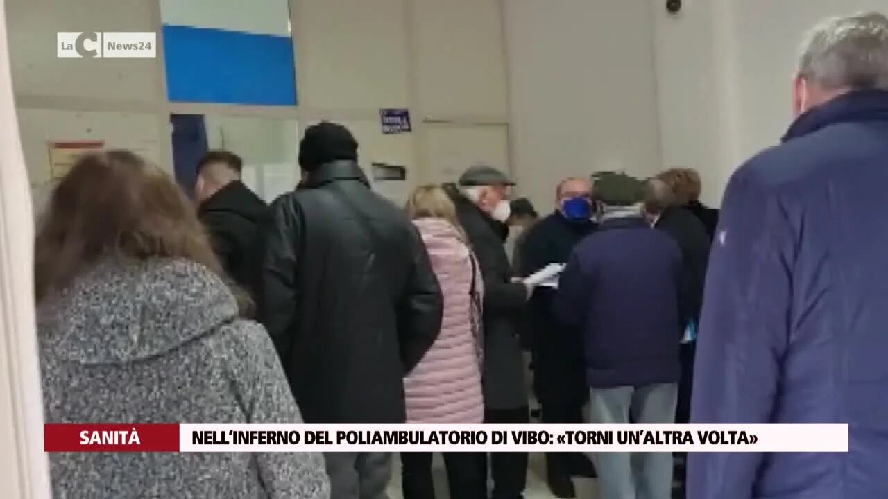 Nel caos del poliambulatorio di Vibo tra degrado, file interminabili e rabbia: «Torni un’altra volta»